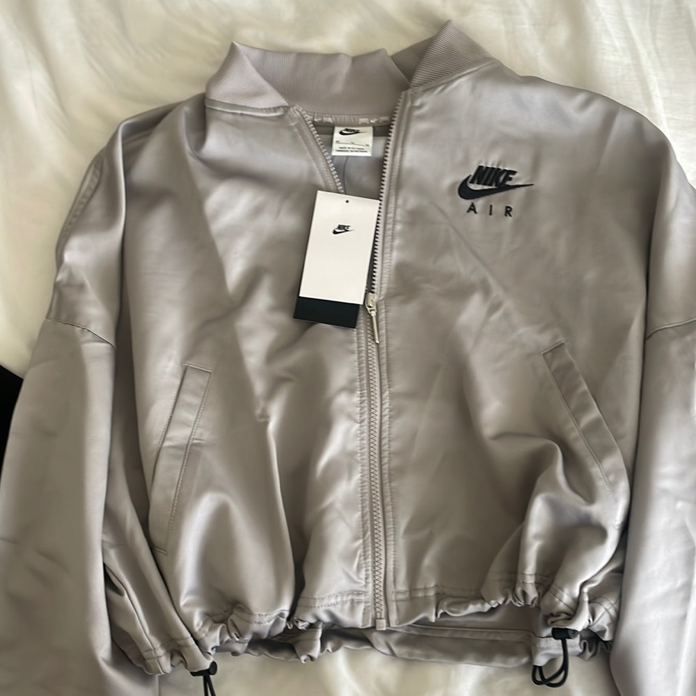 BRAND NEW CROPPED NIKE WIND BREAKER